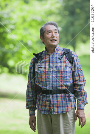 Senior men who carried backpack 11623264
