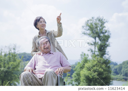 一對夫婦在輪椅上散步 一對夫婦在輪椅上散步 11623414