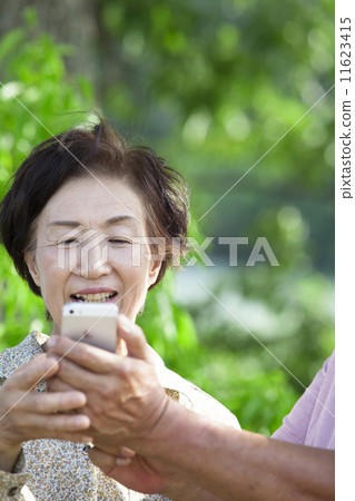 看著智能手機的高級 11623415