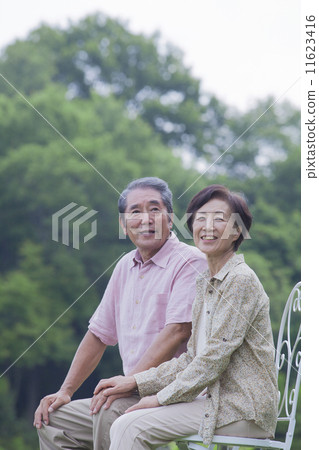 坐在椅子上的一對夫婦 坐在椅子上的一對夫婦 11623416
