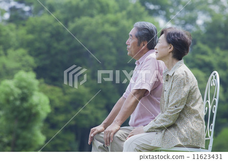 A couple sitting in a chair 11623431