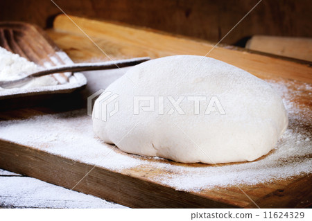 Baking bread 11624329