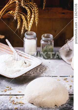 Baking bread 11624336