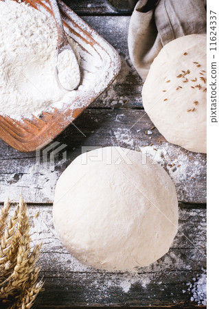 Baking bread 11624337