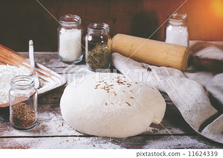 Baking bread 11624339