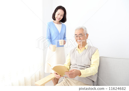 Senior middle-class couple's lifestyle 11624682