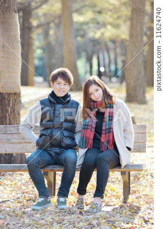 擁抱在秋天公園的一對年輕夫婦 11624740