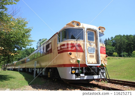 Blue sky and Kiha 82 11625271