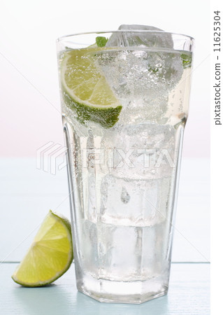 Hugo cocktail with lime, mint and ice cubes Hugo cocktail with lime, mint and ice cubes 11625304