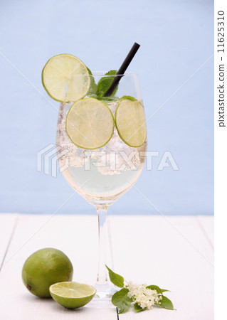 Hugo cocktail with lime, mint and elderflower syrup 11625310