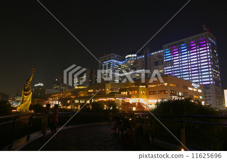 台場夜景自由女神像和水族城和富士電視台 台場夜景自由女神像和水族城和富士電視台 11625696