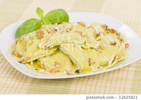Ravioli with basil & ricotta. Butter, pine nuts & sage sauce  11625821
