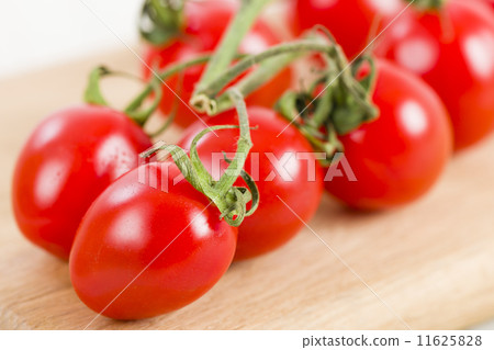 Ripened tomatoes on the vine. Close up. Ripened tomatoes on the vine. Close up. 11625828