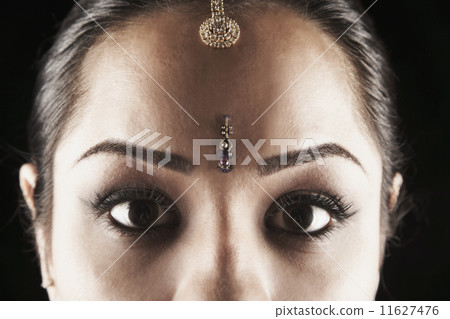 Indian woman in traditional jewelry Indian woman in traditional jewelry 11627476