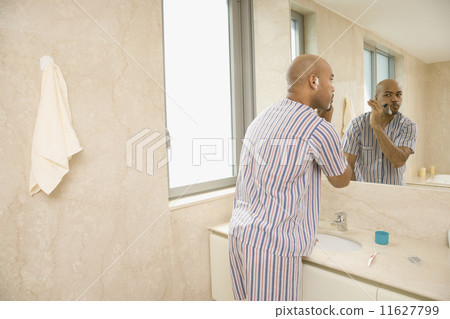 Hispanic man shaving face 11627799