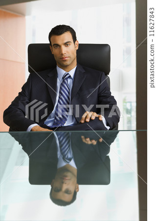 Hispanic businessman sitting at desk 11627843