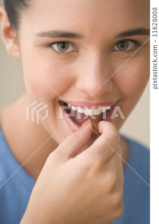 Teenage girl taking vitamin 11628008