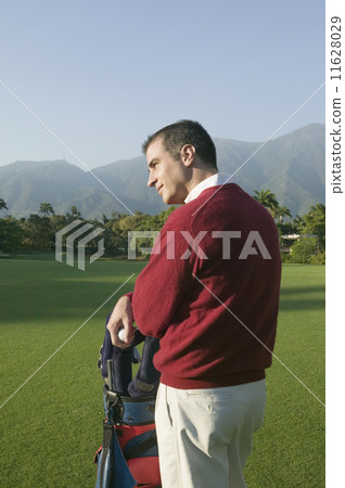 Hispanic man on golf course 11628029