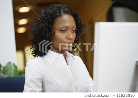 African businesswoman working at desk 11628050