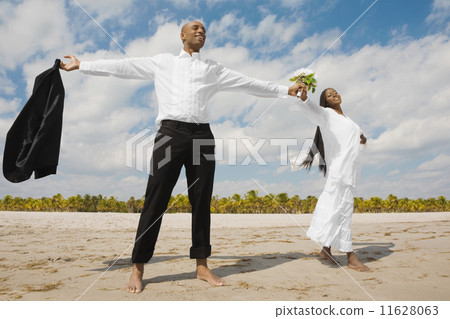African bride and groom with arms outstretched African bride and groom with arms outstretched 11628063