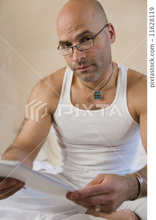 Hispanic man wearing eyeglasses 11628119