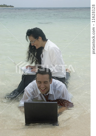 Hispanic businesspeople working in water 11628128