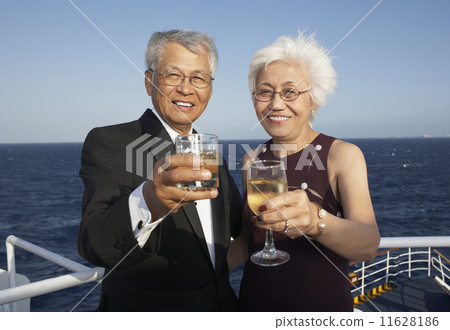Senior Asian couple toasting 11628186