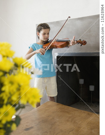 Hispanic girl playing violin 11628964
