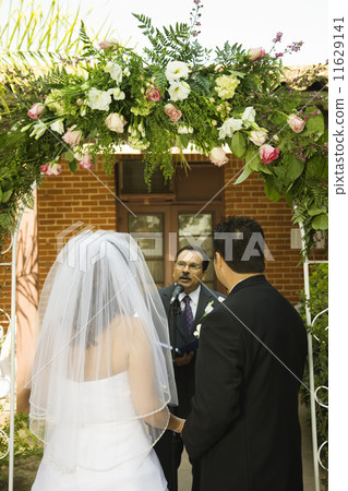 Hispanic couple getting married 11629141