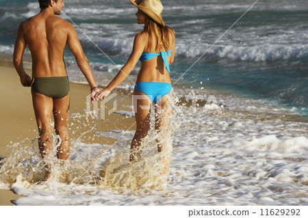 Couple walking on beach 11629292