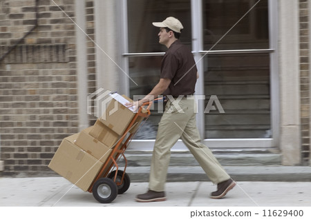 Side view of delivery man with boxes 11629400