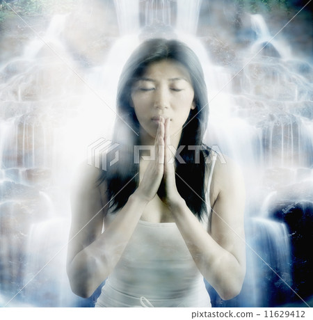 Asian woman praying 11629412