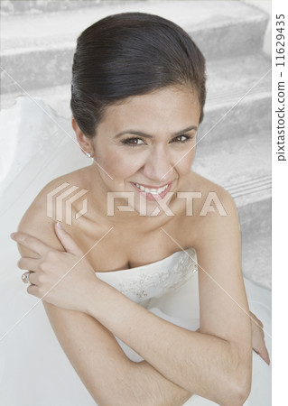 High angle view of Hispanic bride 11629435
