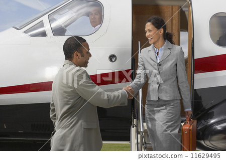 Multi-ethnic businesspeople shaking hands 11629495