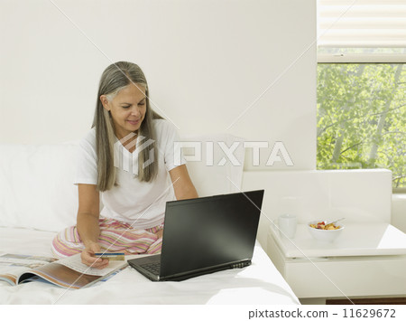 Asian woman shopping online Asian woman shopping online 11629672