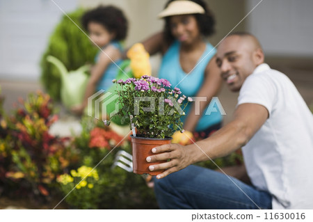 African family gardening African family gardening 11630016