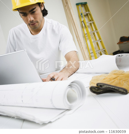 Mixed Race man looking at laptop 11630039