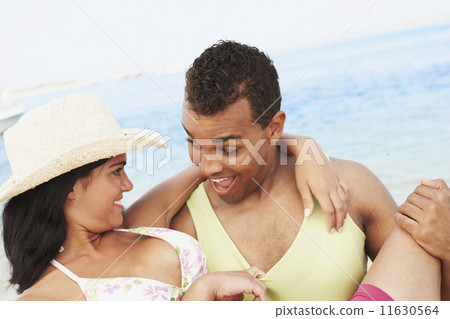 Couple hugging at beach 11630564