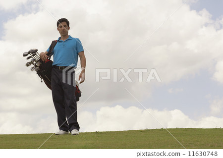 Hispanic man holding golf bag 11630748