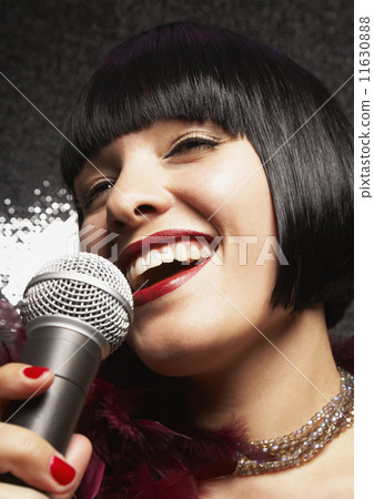 Glamorous woman singing Glamorous woman singing 11630888
