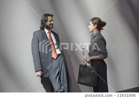 Hispanic businesspeople talking 11631006