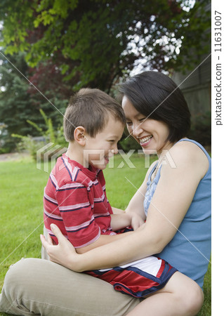 Asian mother and son laughing 11631007