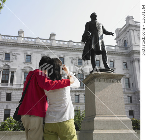 Couple talking photograph of statue 11631364