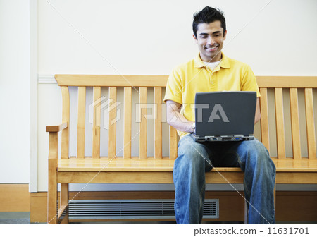 Man working on laptop 11631701