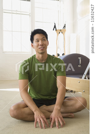 Asian man sitting in exercise studio 11632427