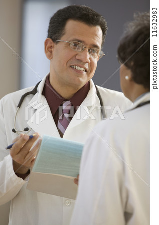 Two doctors talking with chart 11632983