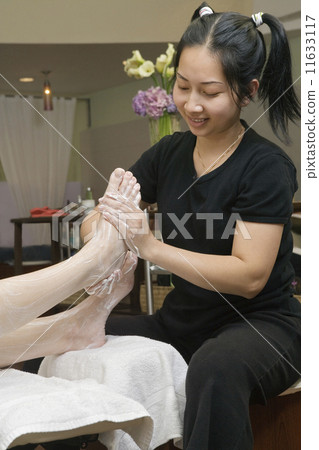Asian spa technician giving massage 11633117
