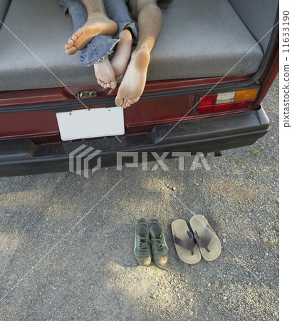 Couple relaxing in car 11633190