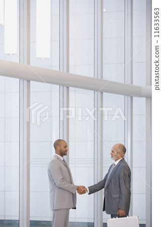 African businessmen shaking hands 11633563