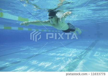 Underwater shot of Asian man swimming 11633778